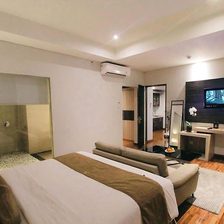 Crystal Lotus Hotel יוגיאקרטה מראה חיצוני תמונה
