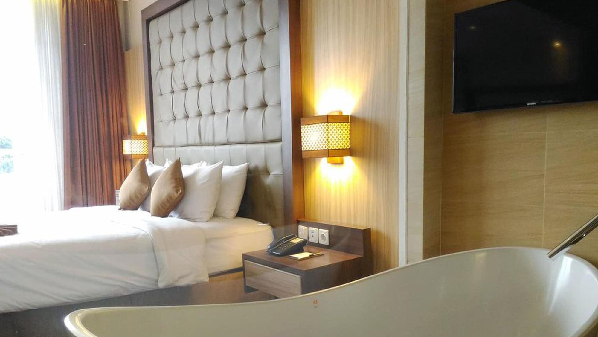 Crystal Lotus Hotel יוגיאקרטה מראה חיצוני תמונה