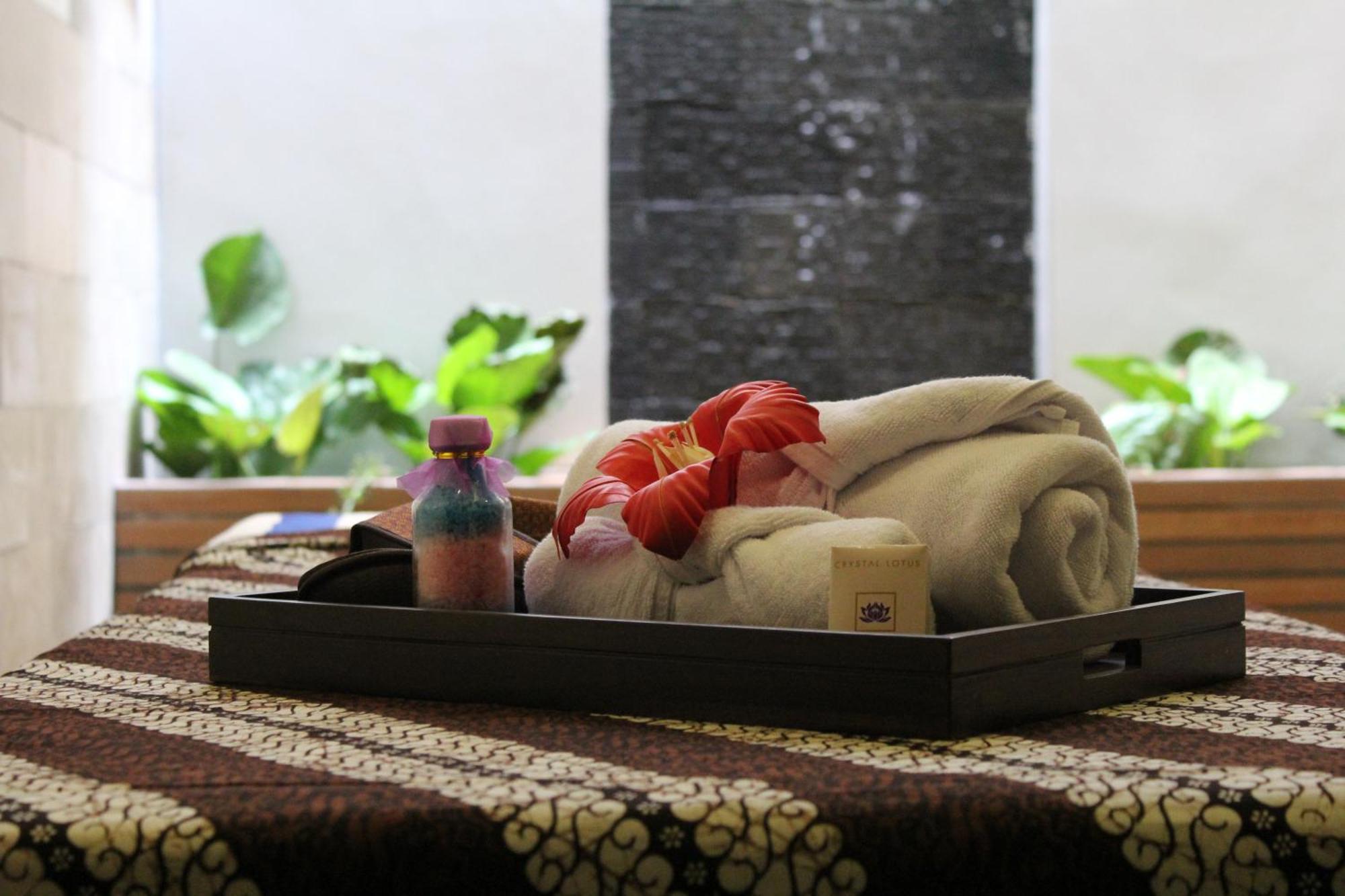 Crystal Lotus Hotel יוגיאקרטה מראה חיצוני תמונה