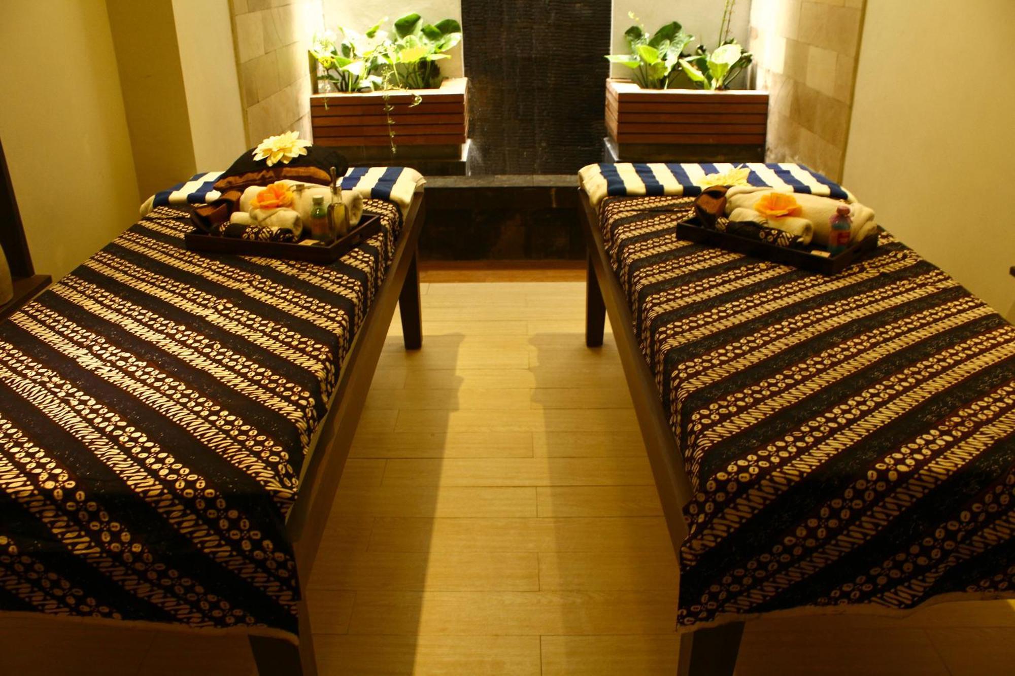 Crystal Lotus Hotel יוגיאקרטה מראה חיצוני תמונה