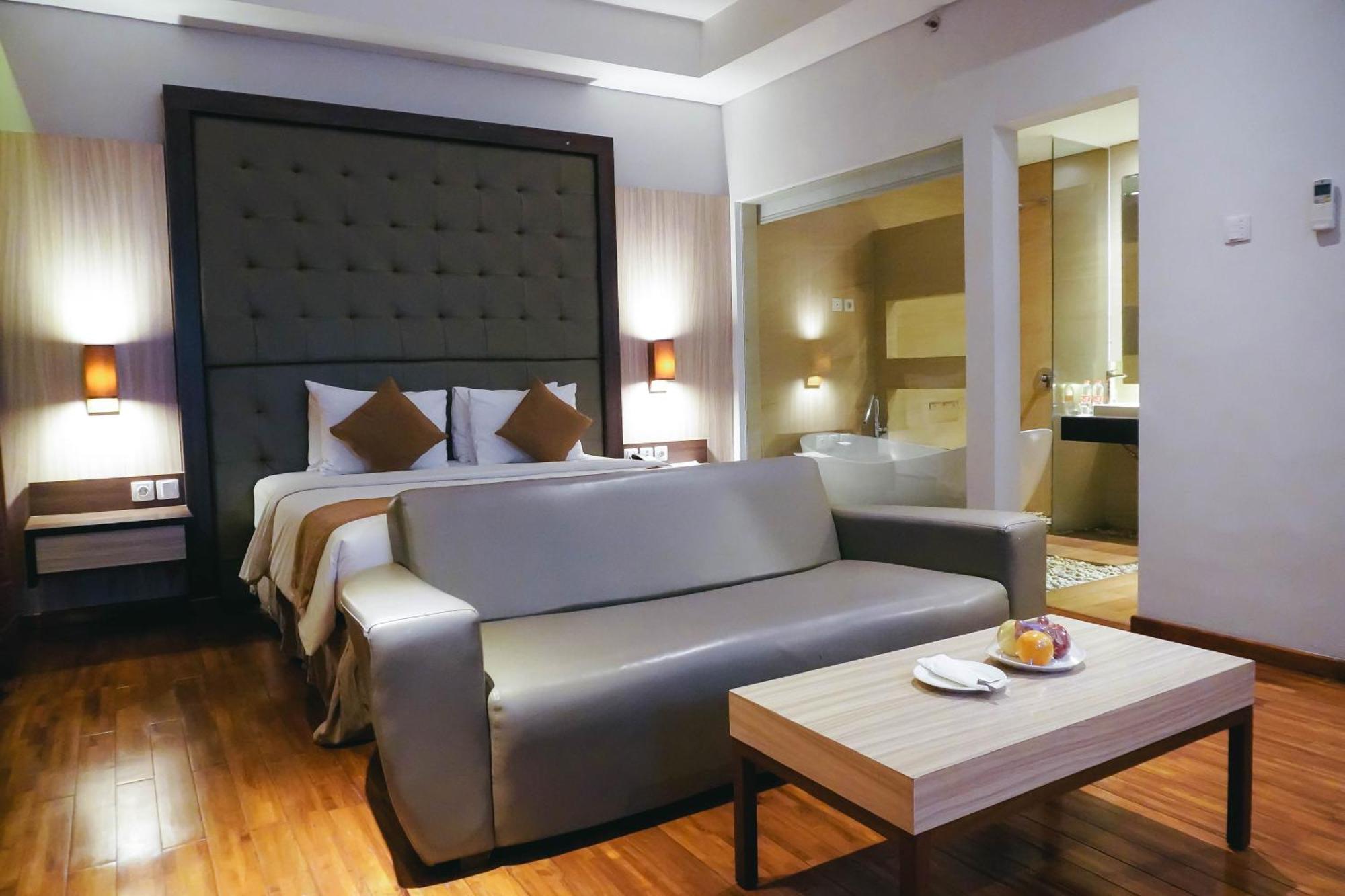 Crystal Lotus Hotel יוגיאקרטה מראה חיצוני תמונה