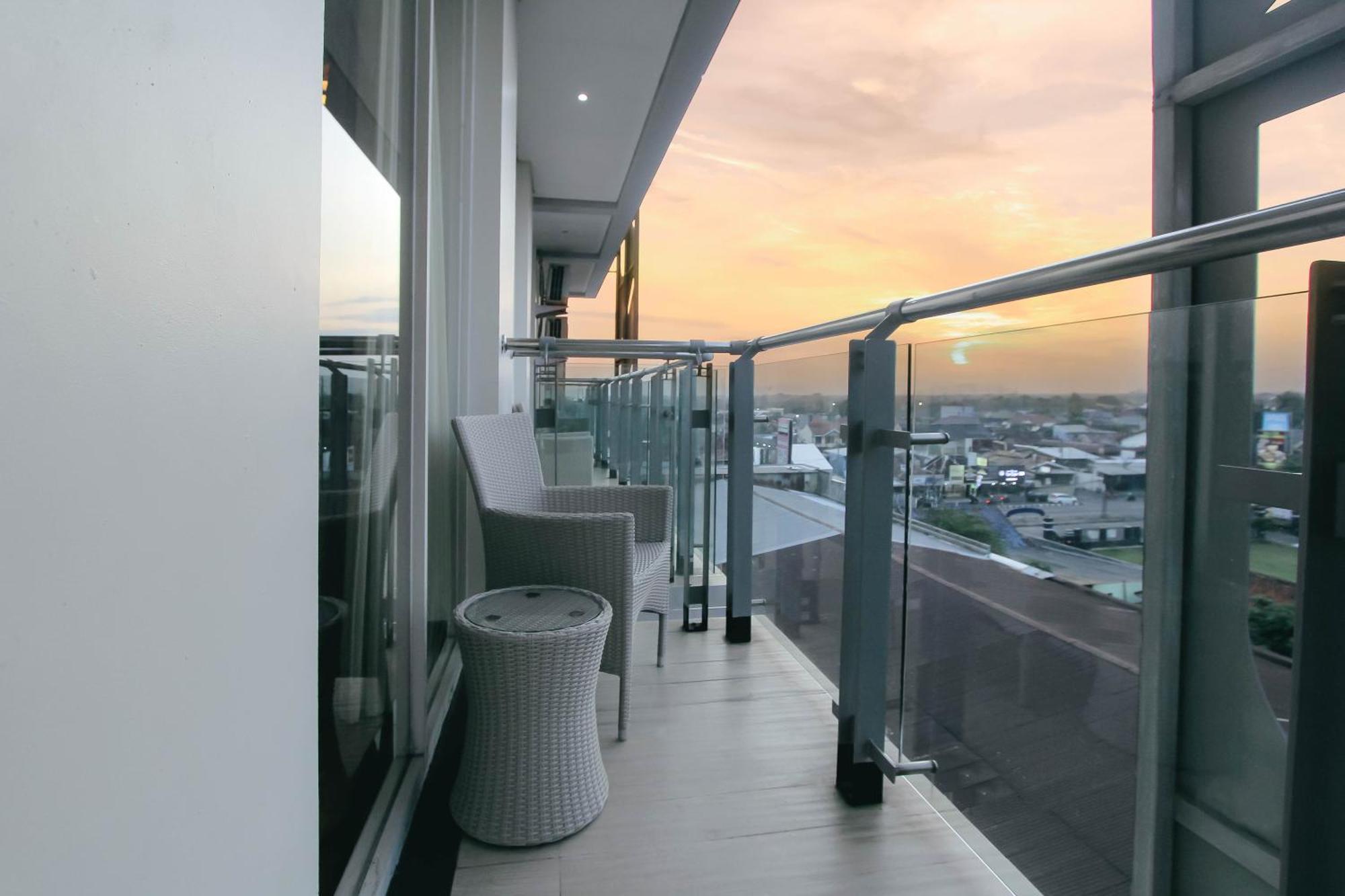 Crystal Lotus Hotel יוגיאקרטה מראה חיצוני תמונה