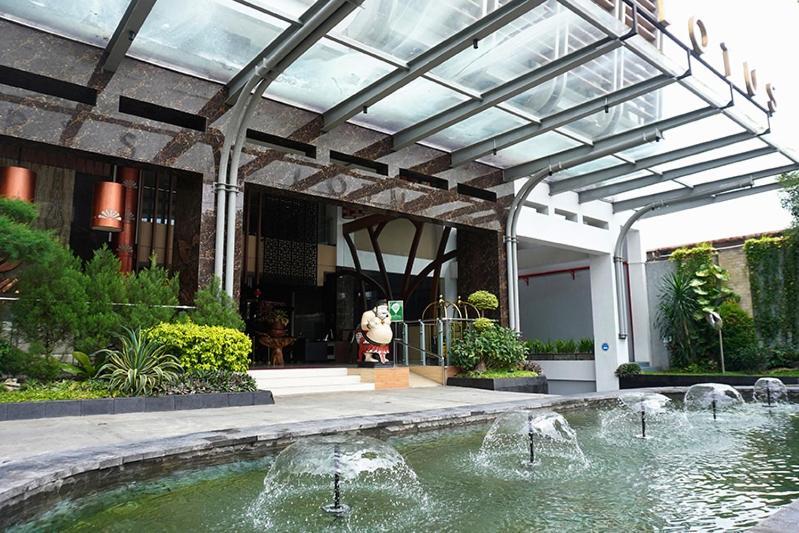 Crystal Lotus Hotel יוגיאקרטה מראה חיצוני תמונה