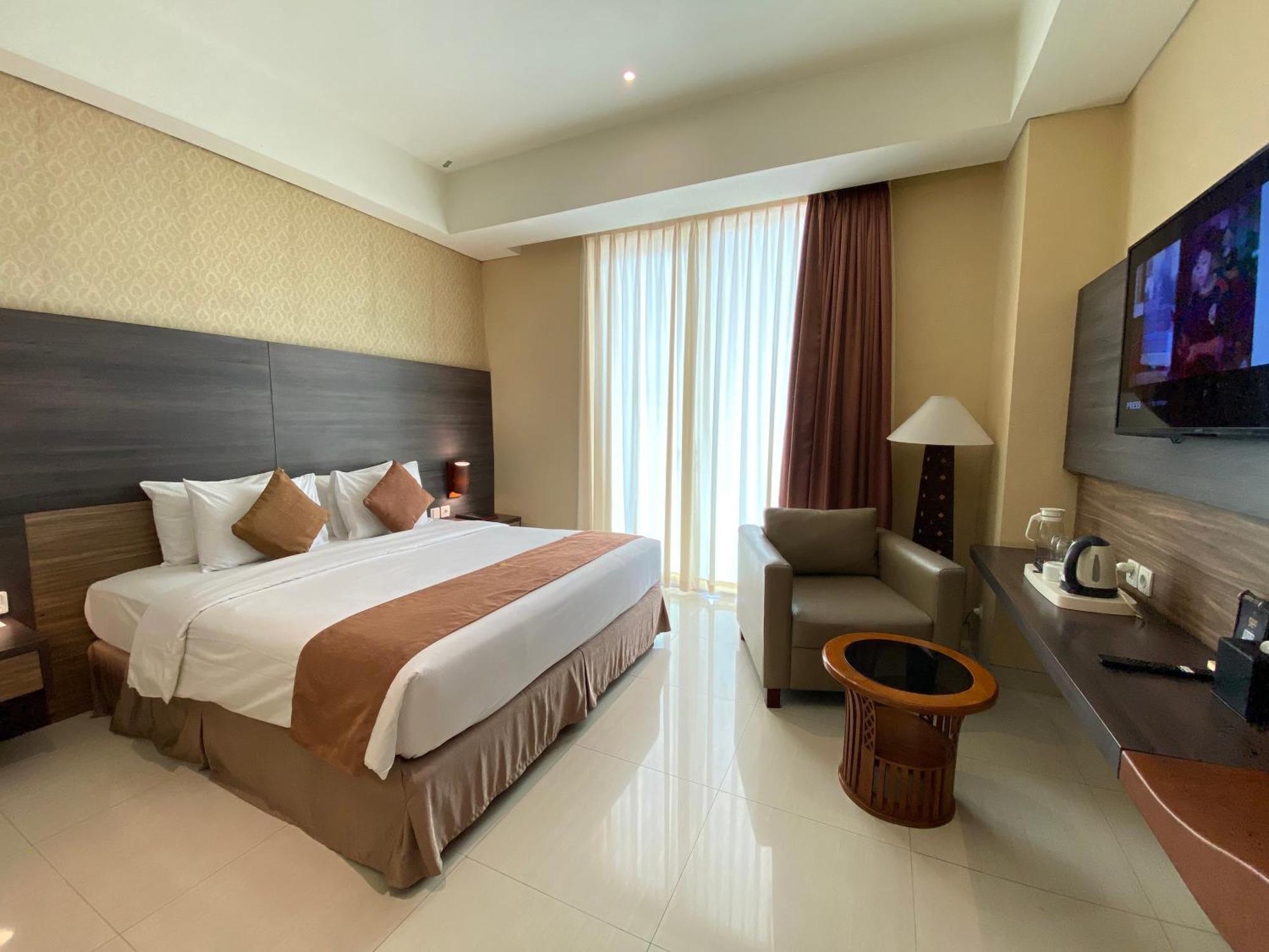 Crystal Lotus Hotel יוגיאקרטה מראה חיצוני תמונה